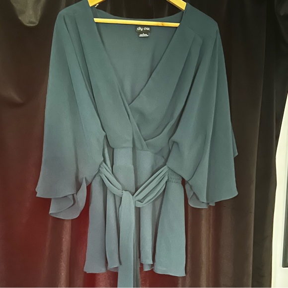 City chic emerald green top. Size L (20) flowing sleeves. Elastic at the back - Picture 7 of 11